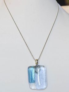 chatou-verre-vitrail-collier-b11