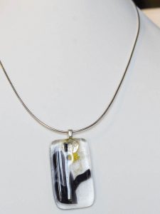 chatou-verre-vitrail-collier-b12