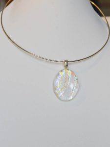 chatou-verre-vitrail-collier-b14