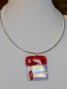 chatou-verre-vitrail-collier-b17