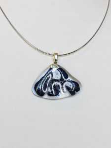 chatou-verre-vitrail-collier-b18