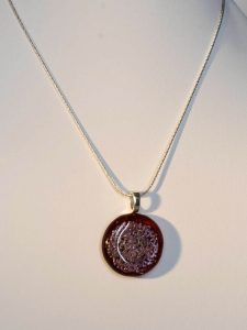 chatou-verre-vitrail-collier-b19