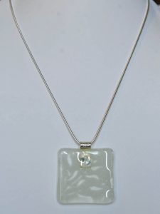 chatou-verre-vitrail-collier-b21