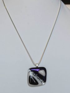 chatou-verre-vitrail-collier-b23