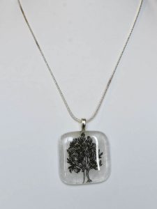 chatou-verre-vitrail-collier-b25