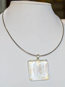 chatou-verre-vitrail-collier-b27