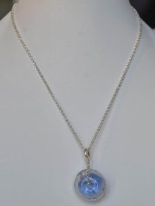 chatou-verre-vitrail-collier-b5