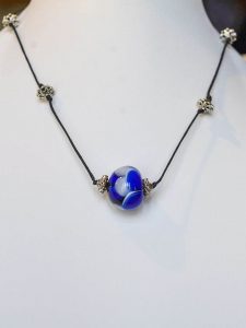 chatou-verre-vitrail-collier-b6