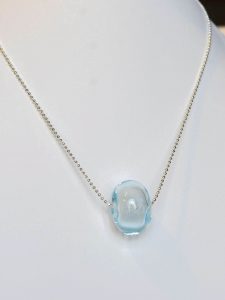 chatou-verre-vitrail-collier-b7