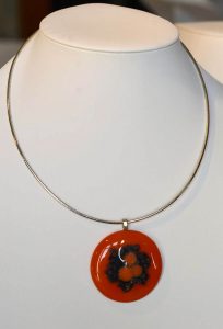 chatou-verre-vitrail-collier-b9