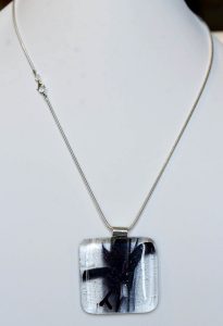 chatou-verre-vitrailcollier-b22